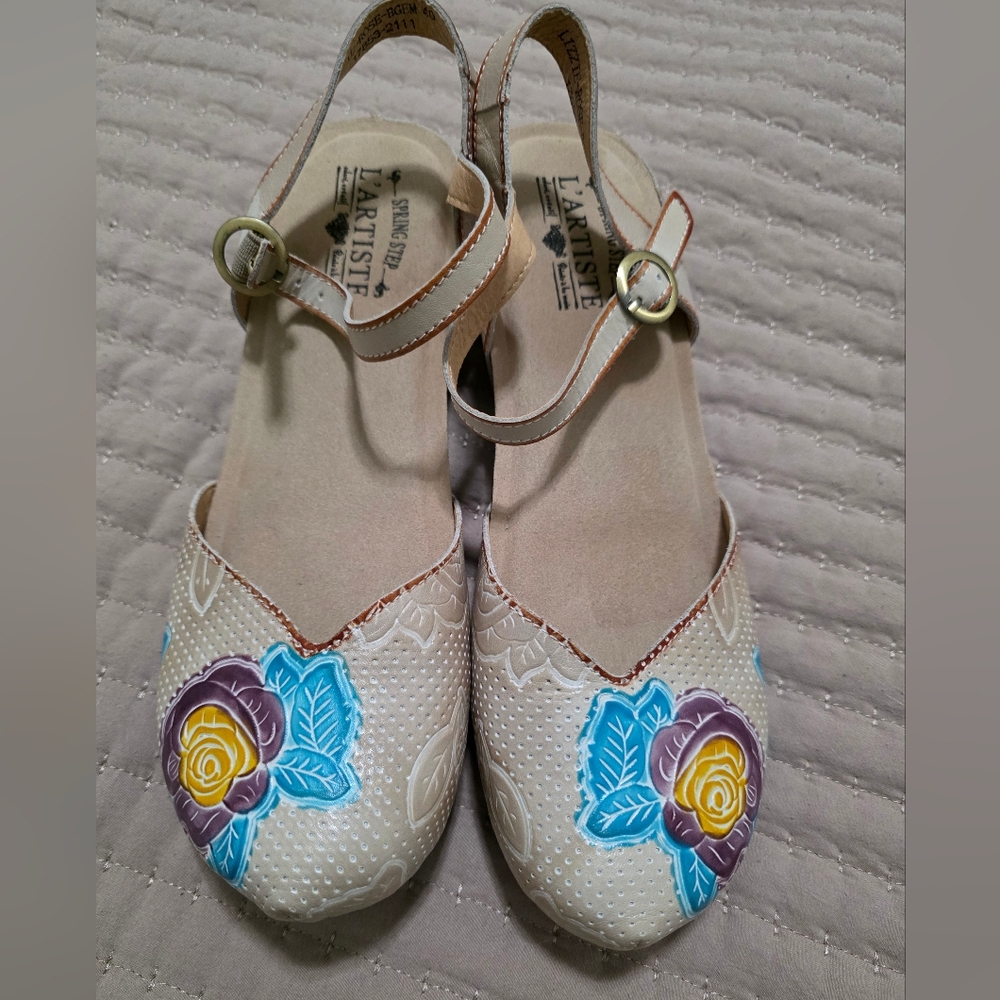 NWOT L'ARTISTE Spring Step Lizzie-Rose Sandal in Beige, Size 40